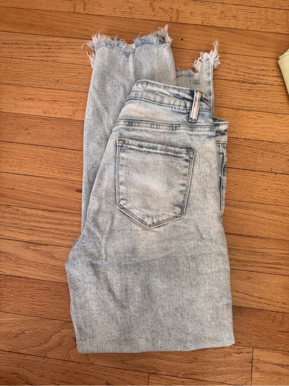 Women's Light Wash Ankle Crop Jeans with Frayed Hem